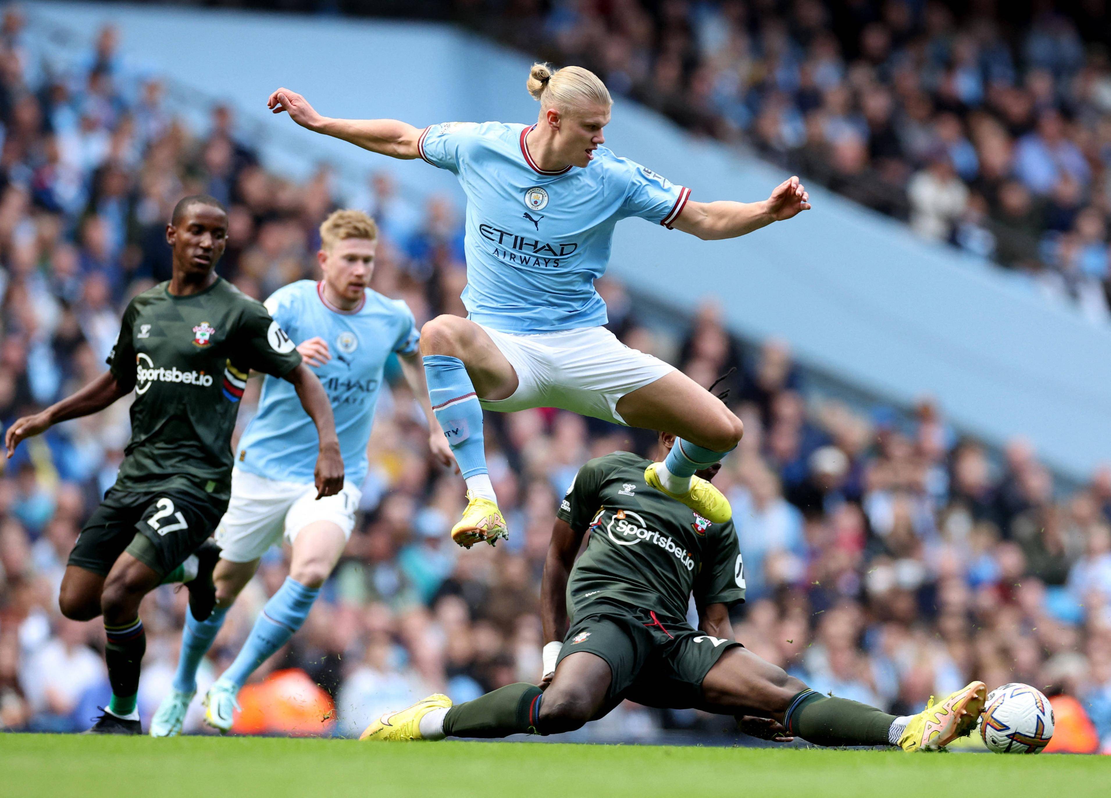 关于清晨阿贾克斯调整名单以备国王杯国际米兰围绕国王杯再遭质疑，网友：今晨曼城备战意大利杯的信息